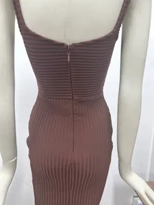 Vue détaillée du dos d'une robe bandage marron côtelée avec fermeture éclair
