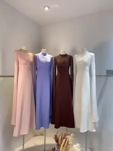 Élégantes robes longues à manches longues et taille haute en quatre coloris variés.