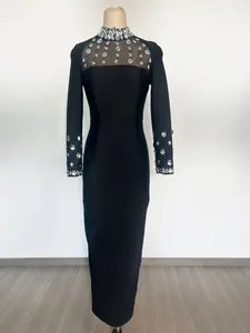 Elegante abito nero a maniche lunghe con scollo in rete e dettagli in strass scintillanti