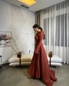 Elegantes rostfarbenes langärmeliges Abendkleid mit einem plissierten, bodenlangen Rock