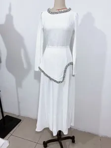 Elegantes weißes Langarm-Maxikleid mit luxuriösem Strass-Ausschnitt und Taillendetails