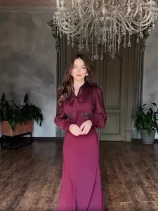 Elegante abito lungo bordeaux a maniche lunghe con vita sciancrata e fiocco francese