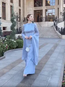 Robe haute couture élégante bleu clair avec grandes manches évasées et taille haute