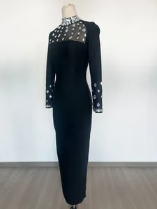Elegante abito lungo nero aderente con scollatura in mesh di strass e dettagli maniche lunghe