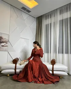 Elegantes rostrotes Abendkleid mit Plisseerock und langen Ärmeln für Anlässe