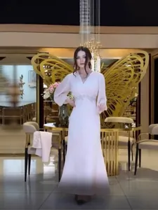 Elegante abito lungo a maniche lunghe in stile francese con vita stretta e pizzo
