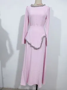 Elegantes rosa langärmeliges Kleid mit exquisitem Strass-Ausschnitt und Taillendetails