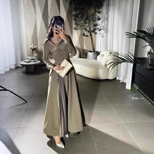 Vollansicht eines eleganten plissierten Abendkleides in einem modernen Wohnambiente