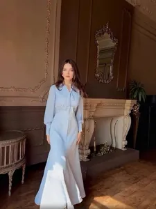 Elegante abito lungo azzurro stile francese con maniche lunghe e design a vita stretta.