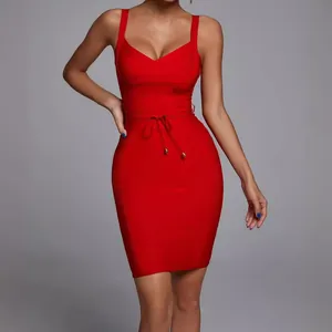 Robe bandage rouge élégante à col en V avec bretelles sans manches et ceinture stylée.