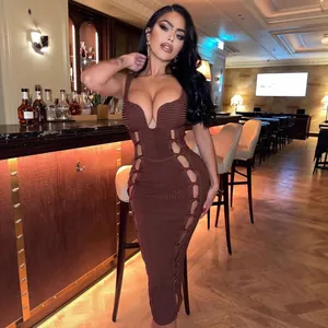 Robe bandage marron élégante avec découpes et décolleté plongeant pour les soirées