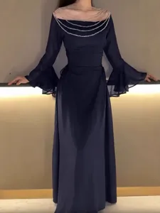 Elegante abito lungo blu scuro con scollatura di perline e maniche a campana ampie