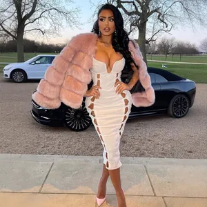 Robe bandage blanche à côtes avec découpes et manteau chic en fausse fourrure rose
