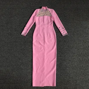 Dettaglio dello scollo con strass e dell'inserto in rete su questo abito lungo rosa attillato