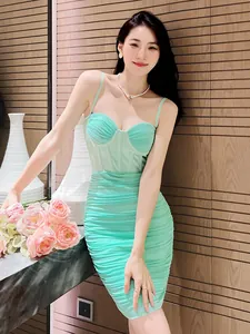 Elegante abito aderente verde menta con spalline sottili e corpetto arricciato chic.