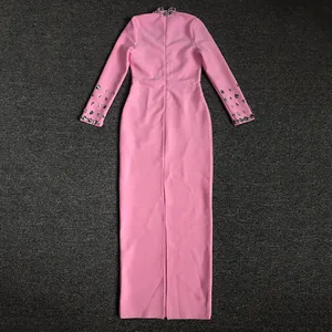 Vista dettagliata dell'elegante abito rosa a maniche lunghe con dettagli in strass