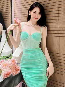 Elegante abito bodycon verde menta con arricciature, spalline sottili e busto corsetto.