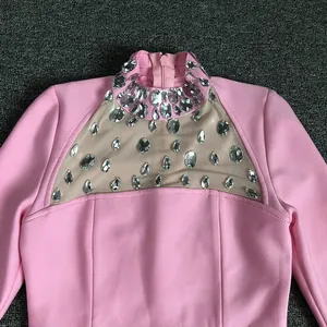 Primo piano dell'abito rosa a maniche lunghe con scollatura in mesh e strass scintillanti