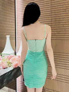 Elegante abito a corsetto fasciante increspato verde menta con spalline regolabili