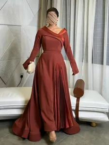 Elegantes rostrote Abendkleid mit einem Faltenrock und langen Ärmeln für den Herbst.
