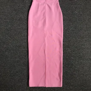 Vista dettagliata dello spacco posteriore e del tessuto di questa gonna lunga rosa.