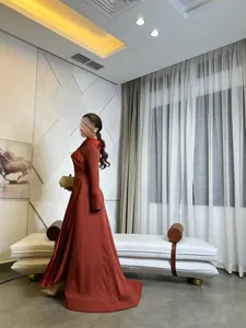 Elegantes terrakottafarbenes langärmeliges Abendkleid mit hoch taillierter A-Linie