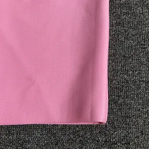 Vista macro che mostra la trama e l'intreccio di alta qualità del tessuto rosa.