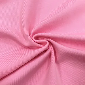Dettaglio ravvicinato del tessuto in maglia a costine rosa per abito autunno inverno