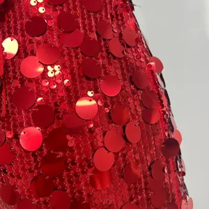 Μακρολεπτομέρεια από κόκκινες παγιέτες σε βραδινό φόρεμα που δείχνει την υφή και λάμψη