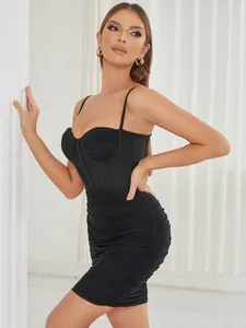 Vista dettagliata di un elegante abito a sottoveste nero arricciato con vestibilità sexy