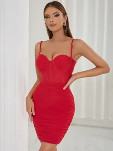 Dettaglio dell'abito sottoveste rosso arricciato con corpetto stile corsetto