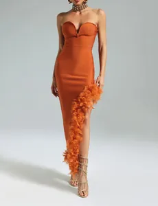 Elegantes orangefarbenes trägerloses Bandagenkleid mit Federschlitz und V-Ausschnitt