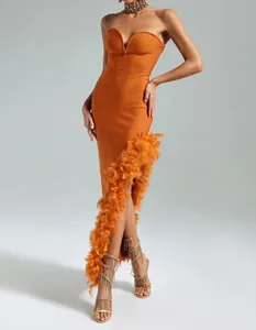Elegantes oranges trägerloses Bandage-Kleid mit tiefem V-Ausschnitt und luxuriösem Feder-Schlitz.