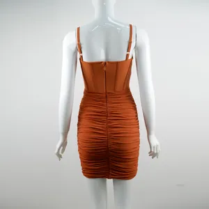 Vista posteriore dettagliata del vestito attillato arancione bruciato con spalline su manichino