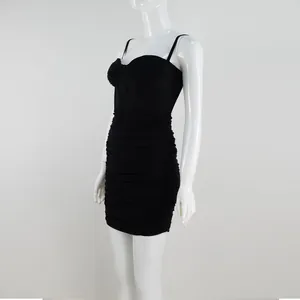 Vista laterale dettagliata di un abito a corsetto nero aderente con gonna a pieghe