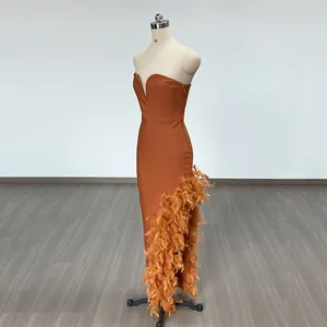 Elegantes Abendkleid in gebranntem Orange, trägerlos, tiefer V-Ausschnitt, Federbesatz