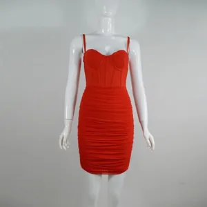 Vista frontale di un vestito rosso aderente arricciato con corpetto a corsetto.
