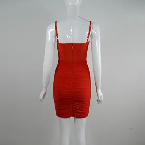 Vista posteriore di un vestito rosso a tubino arricciato con bustino a corsetto