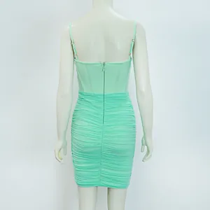 Vista posteriore di un abito attillato verde menta con corpetto a corsetto e gonna a pieghe