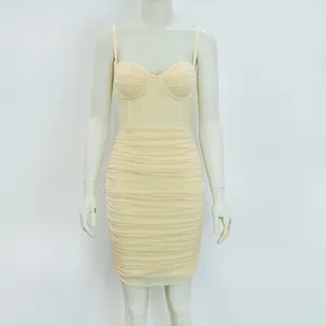 Abito bodycon giallo pallido in mesh arricciato con corpetto stile corsetto, fronte.