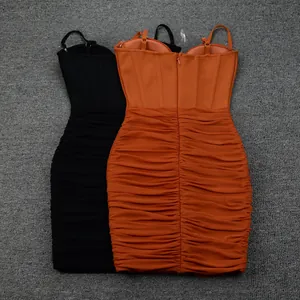 Elegante mini abito arricciato con corpetto a corsetto e spalline sottili regolabili.