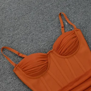 Primo piano di un elegante abito arancione a sottoveste con corpino a corsetto