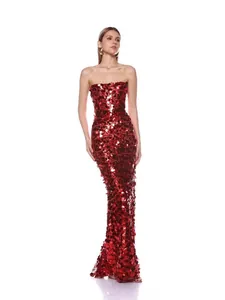 Elegante rode avondjurk met lovertjes zonder bandjes en een nauwsluitend zeemeermin-silhouet