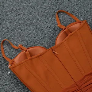 Vista dettagliata dell'abito a corsetto arancione con coppe bustier e spalline sottili