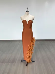 Elegantes rostorangefarbenes trägerloses Bandagekleid mit V-Ausschnitt und Federschlitz