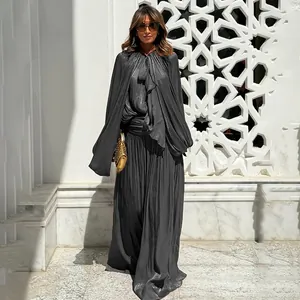 Robe longue plissée gris foncé métallisé avec manches longues et col montant élégant