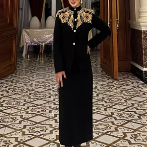 Elegante completo nero a due pezzi con ricami dorati e top monopetto molto raffinato
