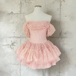 Detailansicht der rosa Puffärmel aus Spitze und des Tüllrocks eines Minikleides