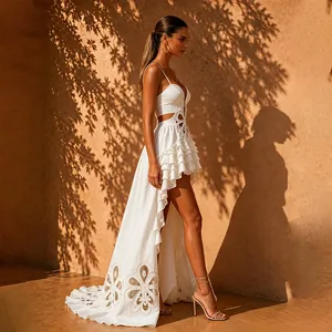 Detailansicht der floralen Lochstickerei und Rüschen an einem weißen High-Low-Kleid
