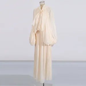 Élégante robe longue champagne de style français à manches bouffantes sur mannequin
